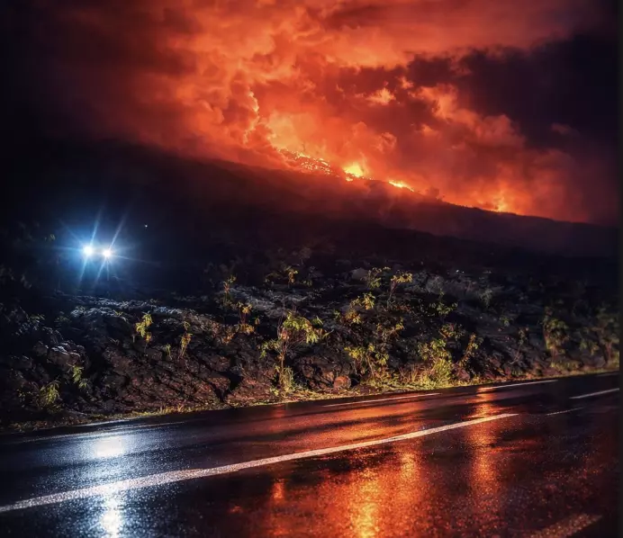 Éruption du Piton de la Fournaise: Une coulée de lave en passe de couper la route reliant le sud à l'est de La Réunion
