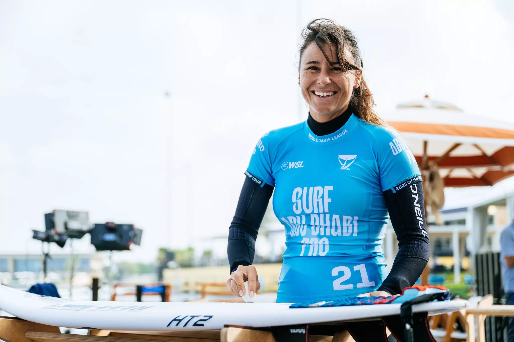 Surf :  La Réunionnaise Johanne Defay obtient une « wildcard maternité » pour revenir sur le tour pro en 2027