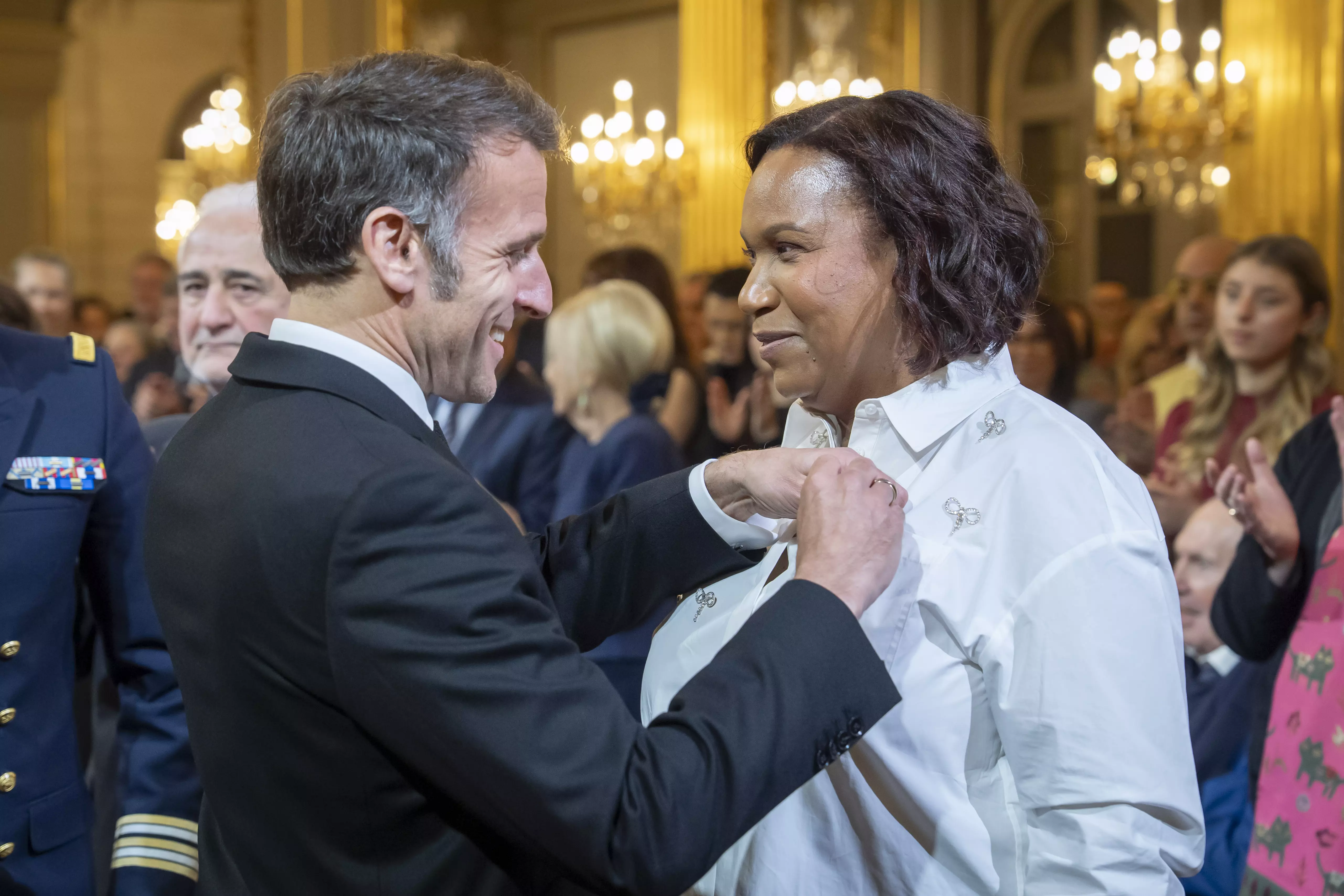 La cheffe guadeloupéenne Béatrice Fabignon décorée de l’Ordre national du mérite par Emmanuel Macron