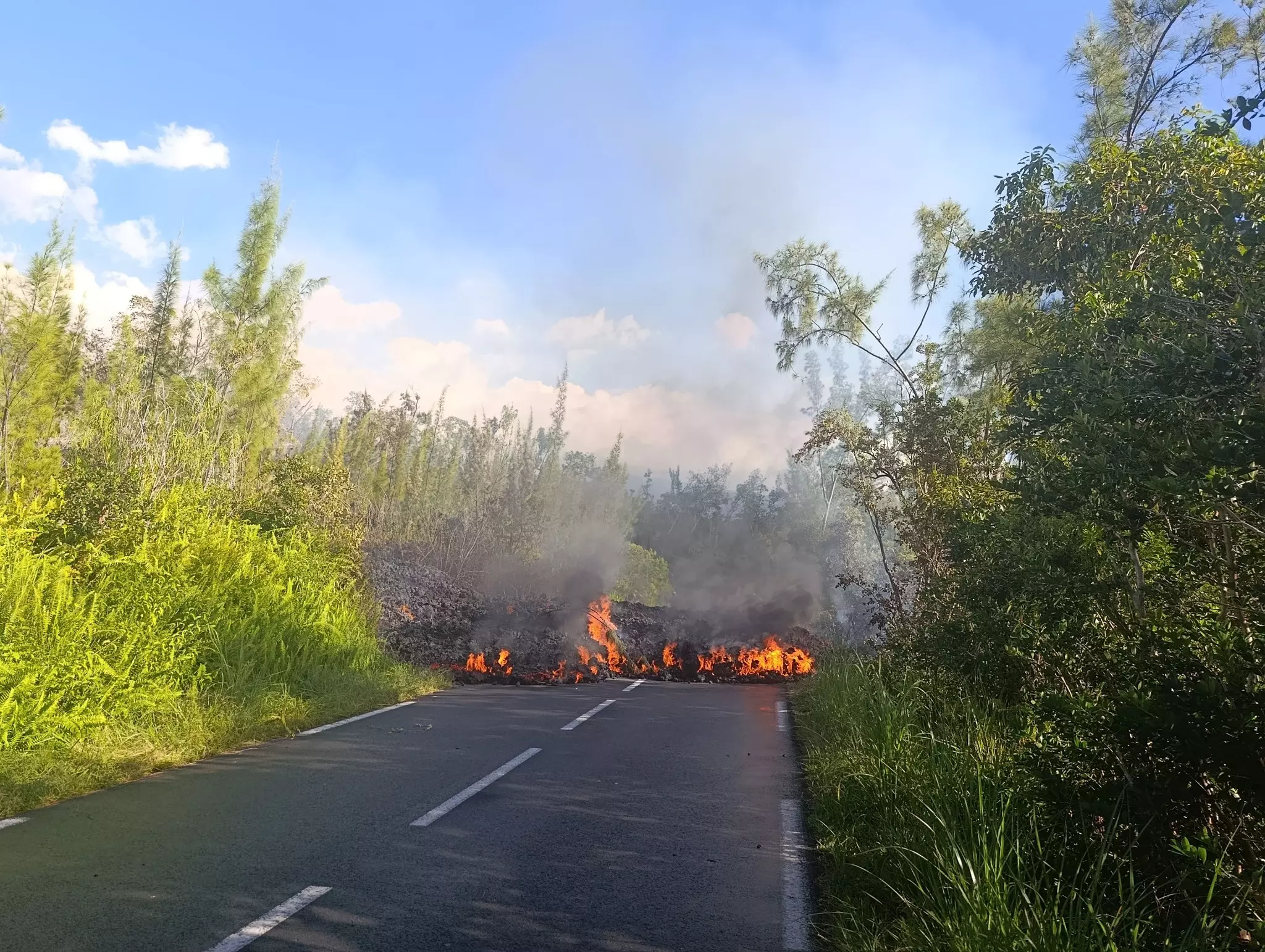 La Réunion : La lave du Piton de la Fournaise a traversé la route à deux endroits
