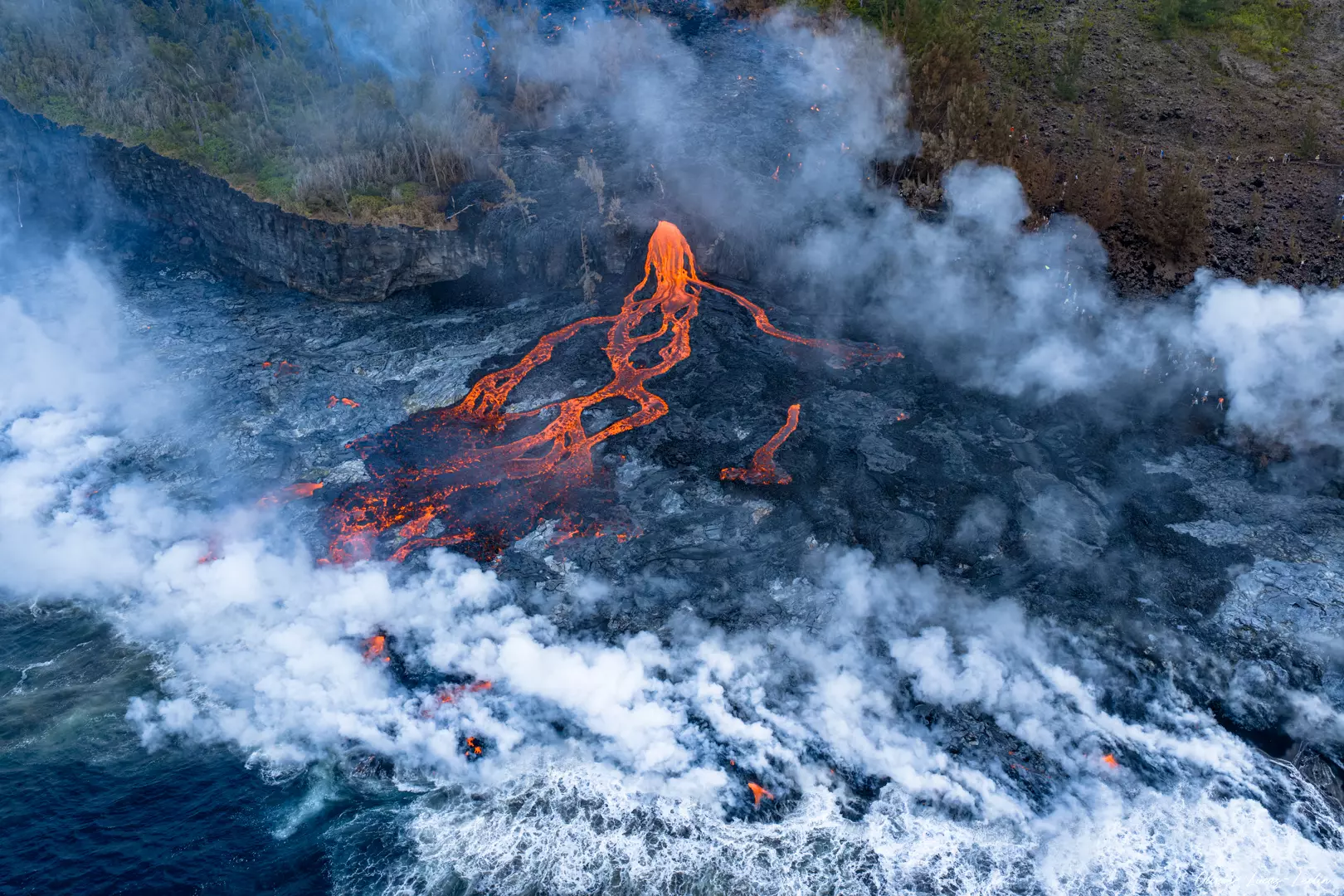La Réunion : les autorités alertent face aux « comportements dangereux » près du volcan en éruption