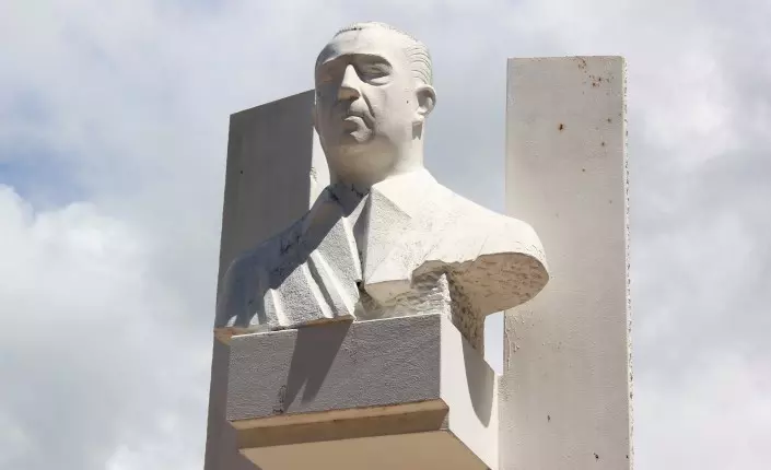 Grandes figures des Outre-mer :&nbsp;Pouvanaa a Oopa, premier député polynésien, sénateur, et père du nationalisme tahitien