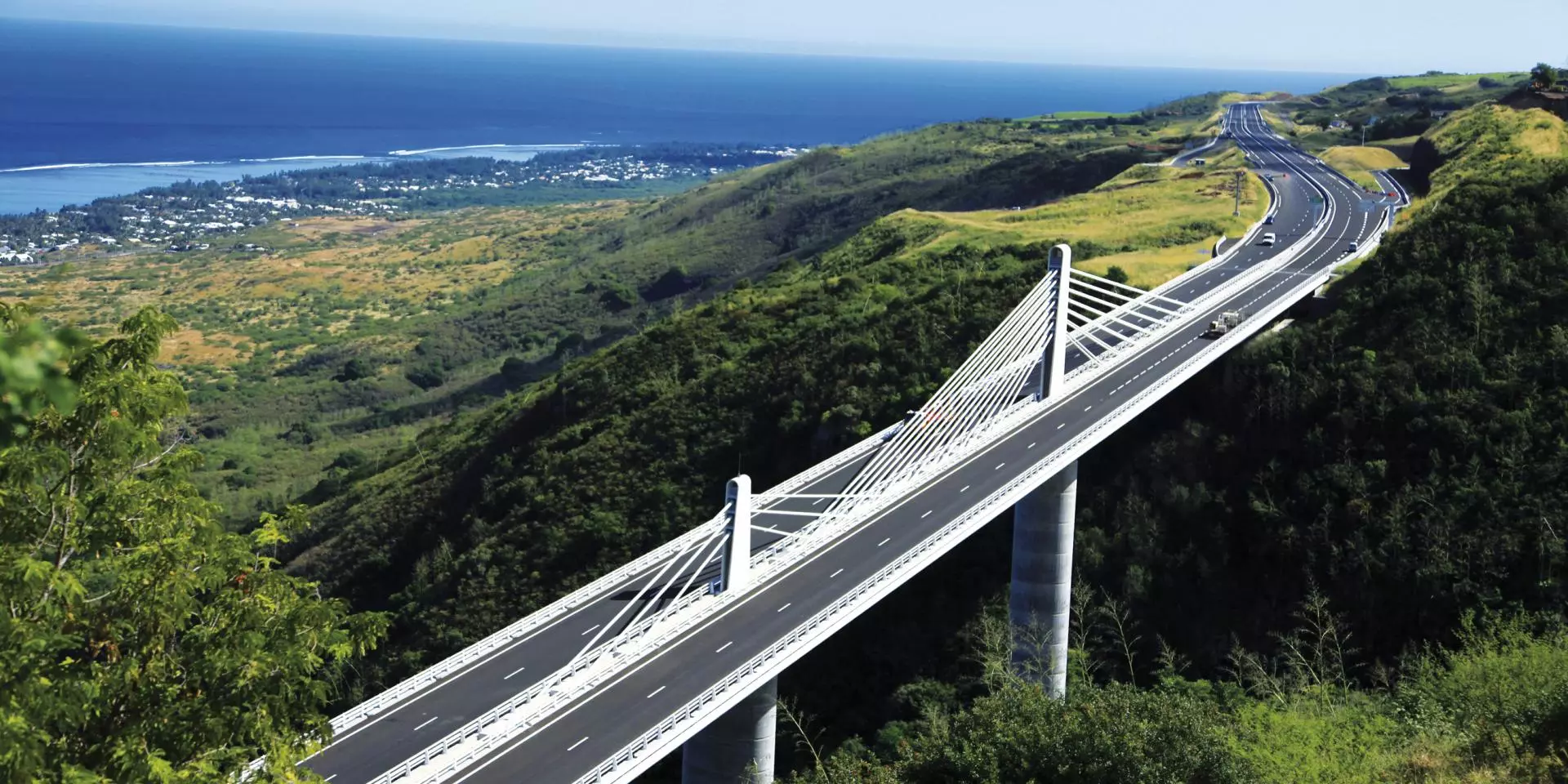 SÉRIE. Infrastructure en Outre-mer : La Route des Tamarins à La Réunion, un ouvrage architectural hors normes qui a changé l'île pour toujours