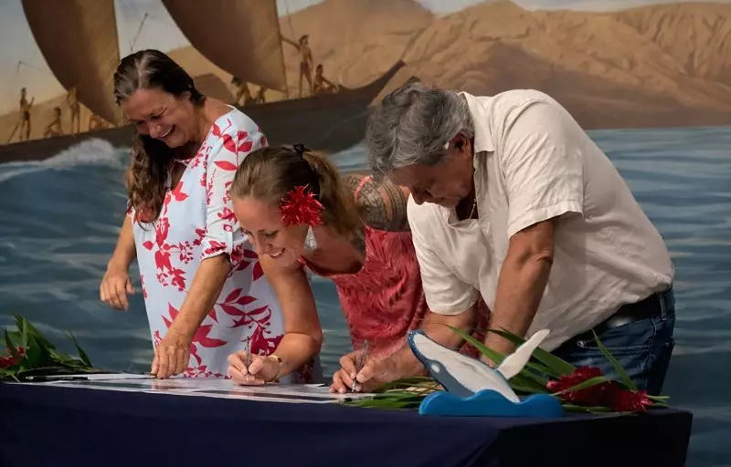 Protection des cétacés en Polynésie : Premières signatures pour la charte de navigation responsable