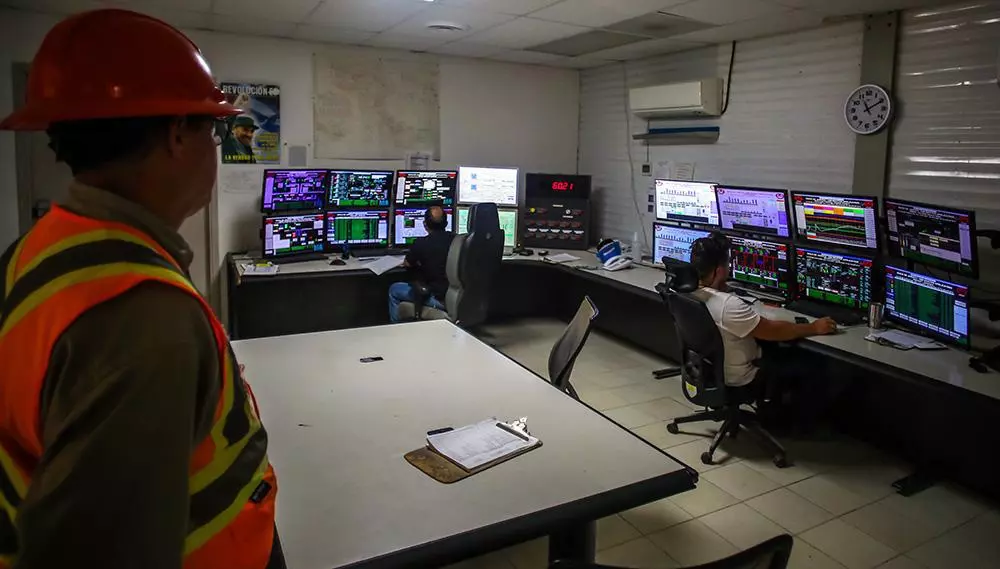 Cuba rétablit son réseau électrique, Washington accentue la pression