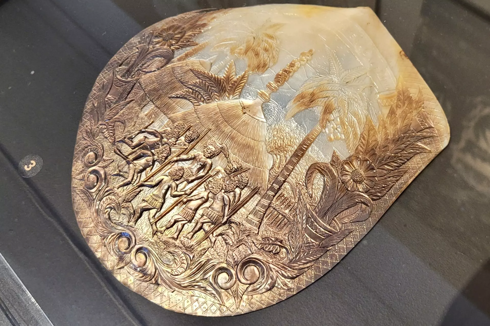 En Nouvelle-Calédonie, la gravure sur nacre, cet art oublié des bagnards