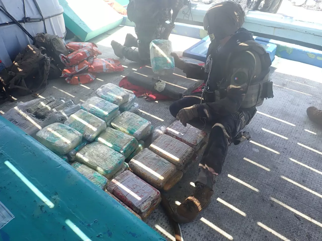 Lutte contre les trafics dans l'océan Indien : Saisie record en mer de 271 kilogrammes de stupéfiant par les FAZSOI grâce à une coordination régionale