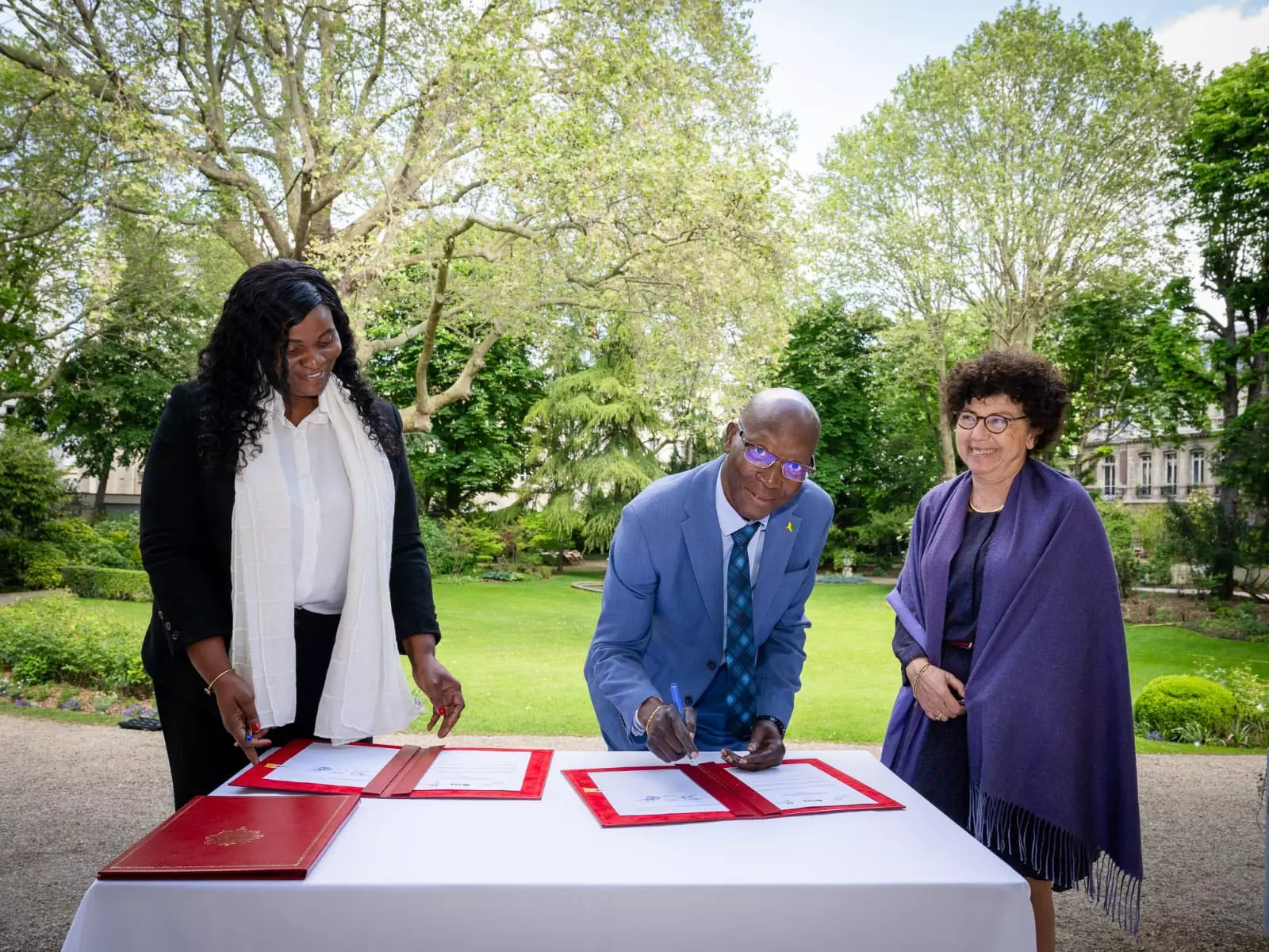 Guyane : À Paris, Gabriel Serville signe une convention-cadre pour la création d'une l’Agence territoriale de la biodiversité, en présence de Monique Barbut, ministre de la Transition écologique