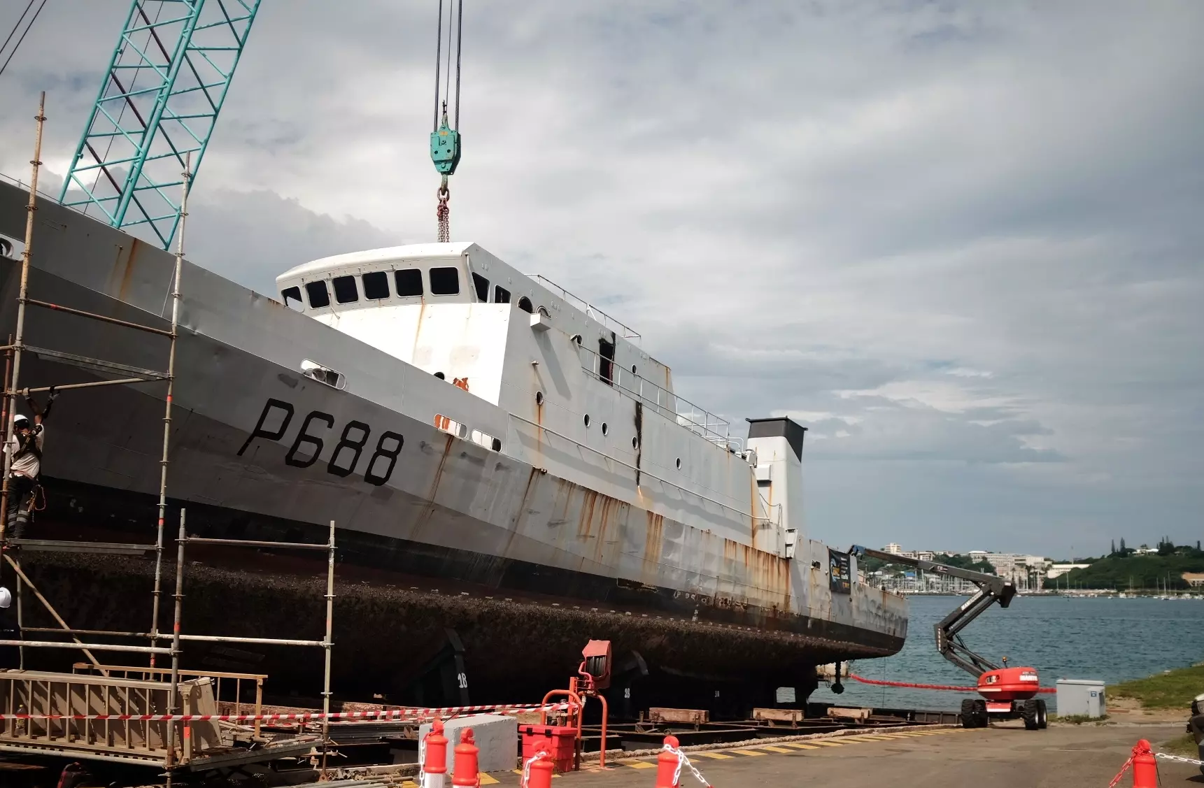 Les patrouilleurs de la Marine nationale « La Glorieuse » et « La Moqueuse » en cours de démantèlement en Nouvelle-Calédonie, une opération inédite pour le territoire