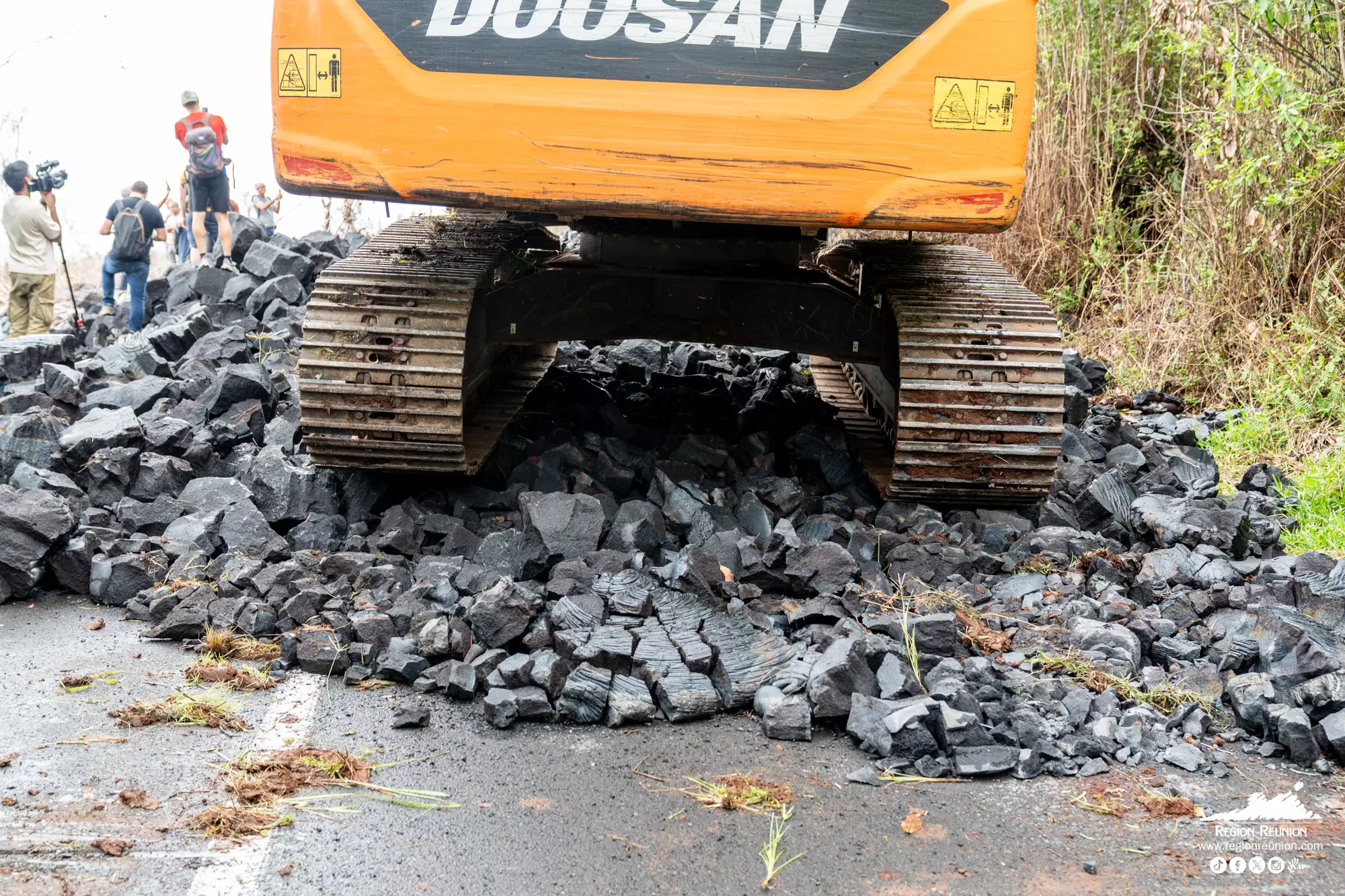 La Réunion : début des travaux de reconstruction de la route après l'éruption du Piton de la Fournaise
