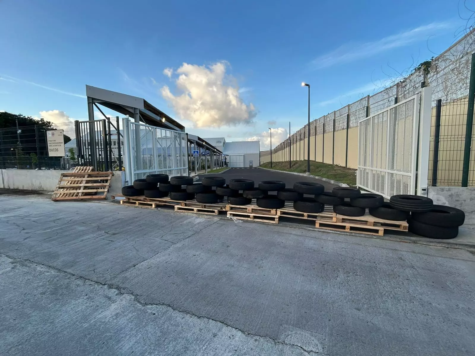 Les surveillants pénitentiaires de Martinique, Guadeloupe et Guyane mobilisés pour une journée «prison morte» afin de dénoncer un manque de moyens