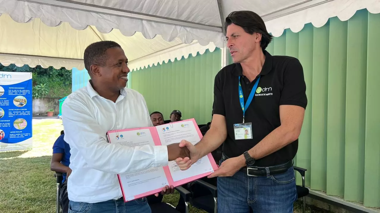 Biodiversité : Electricité de Mayotte s'associe à la Fédération mahoraise des associations environnementales pour implanter des ruches et préserver les abeilles sur des sites d'activité stratégique