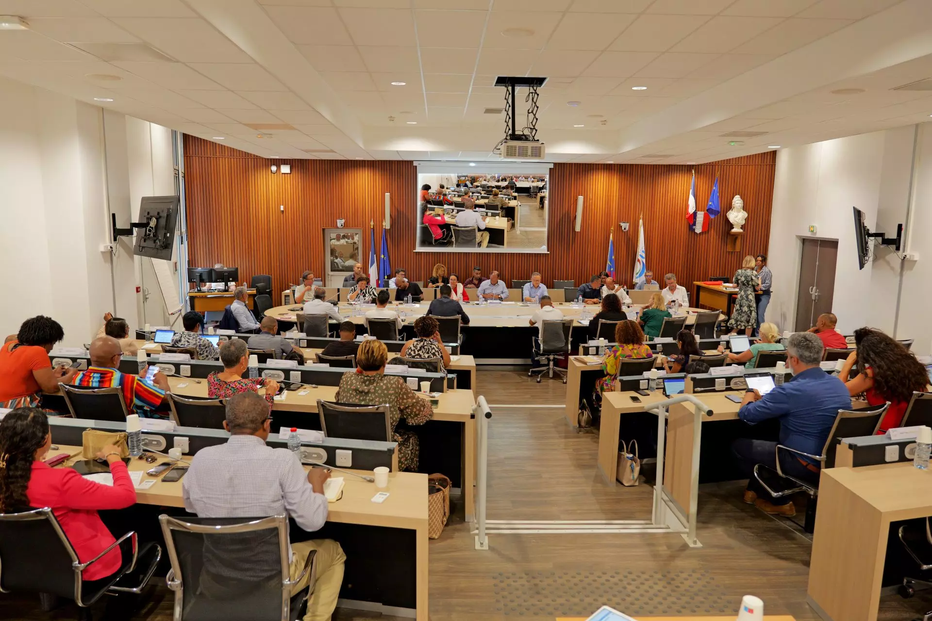 La Réunion&nbsp;: Le Territoire de l’Ouest adopte son budget 2026 et maintient ses taux de fiscalité