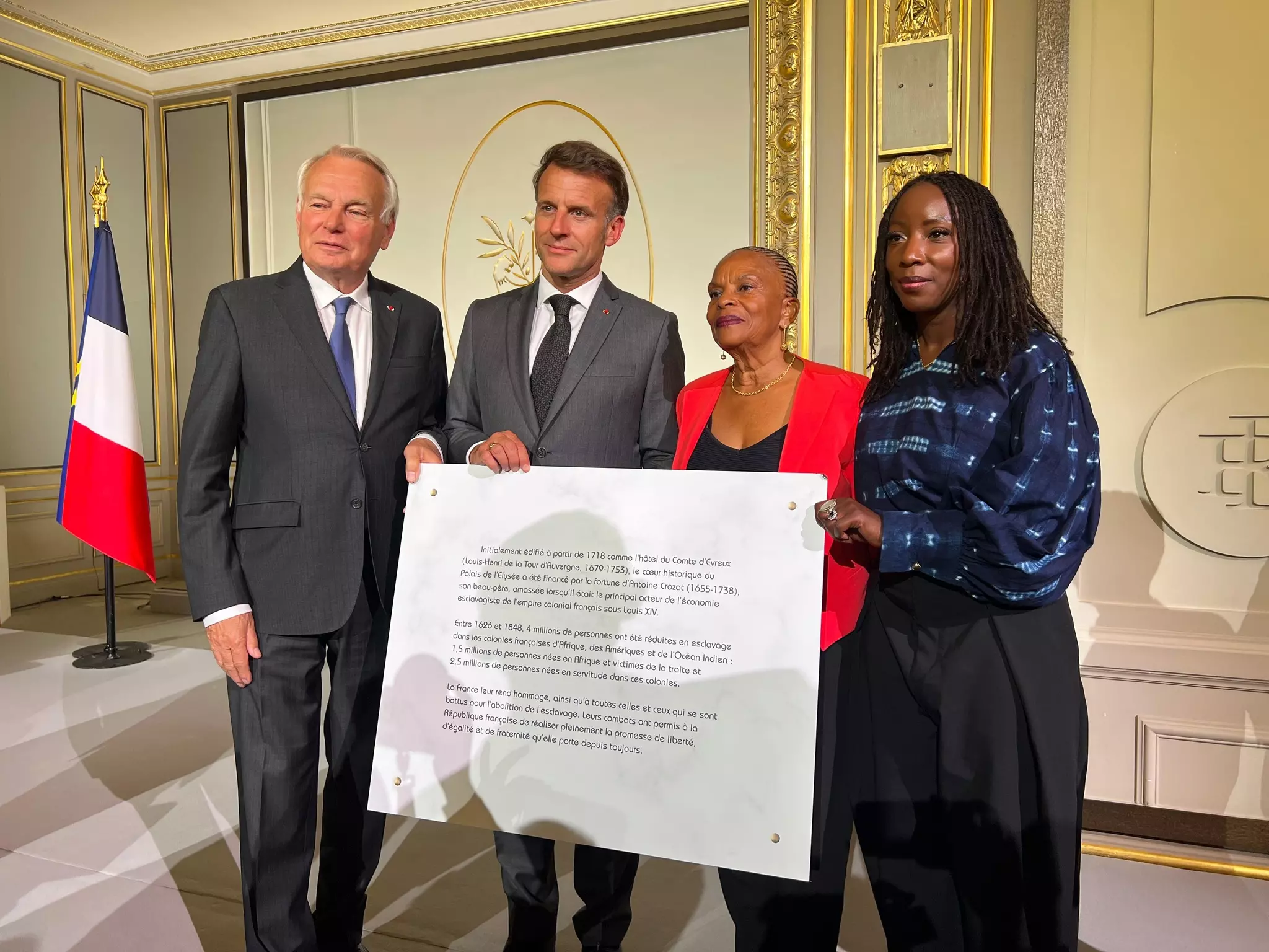 La Fondation pour la mémoire de l’esclavage remet à Emmanuel Macron une plaque rappelant le lien entre l’Élysée et l’esclavage colonial français