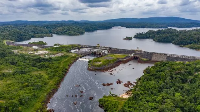 SÉRIE. Infrastructure en Outre-mer : Le barrage de Petit-Saut, en Guyane, un choix hydroélectrique visionnaire quarante ans avant la transition énergétique