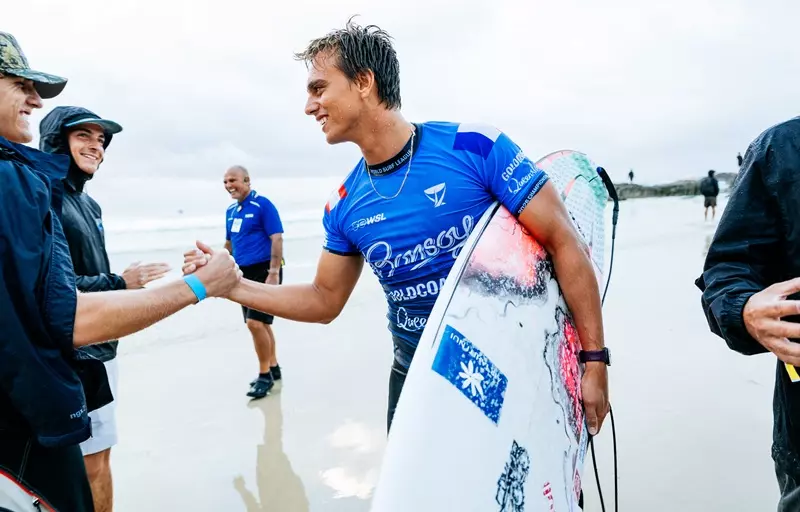 Surf : Le Polynésien Kauli Vaast qualifié pour les quarts de final à Snapper Rock en Australie