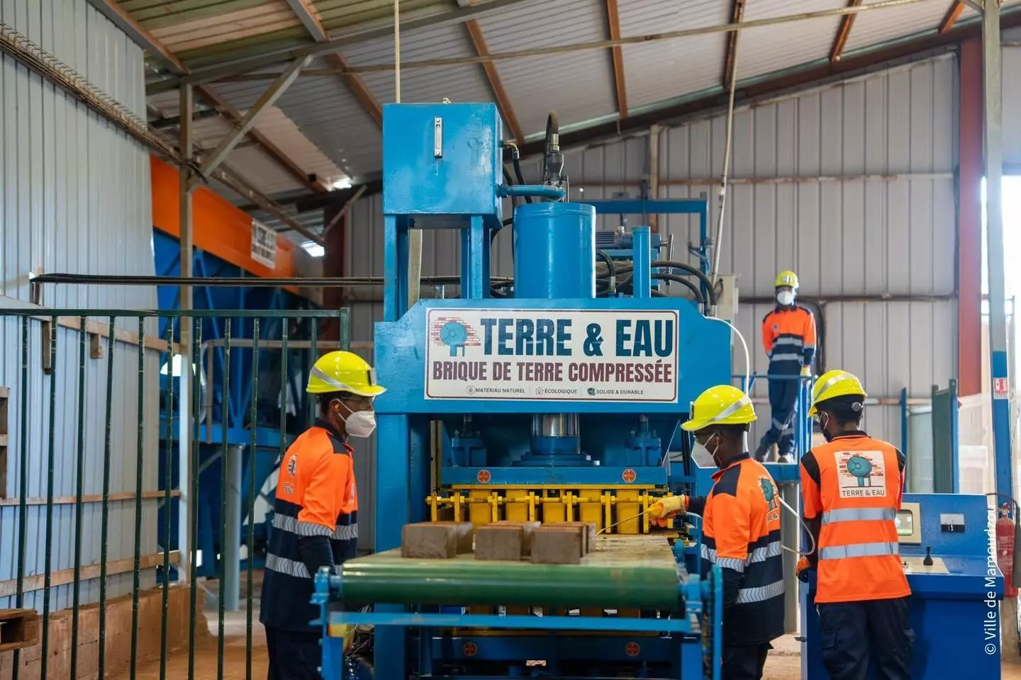 Mayotte : L'entreprise Terre & Eau lance officiellement sa chaîne de production industrielle de brique de terre compressée