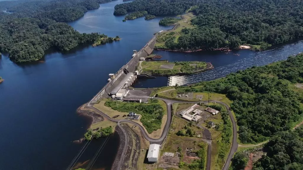 SÉRIE. Infrastructure en Outre-mer : Le barrage de Petit-Saut, en Guyane, un choix hydroélectrique visionnaire quarante ans avant la transition énergétique