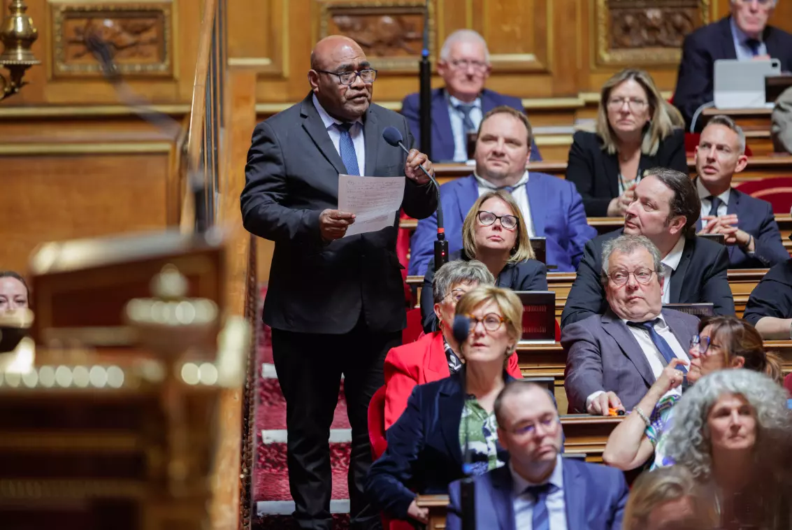 Provinciales en Nouvelle-Calédonie : Le sénateur Robert Xowie questionne l’État sur le regroupement des bureaux de vote à Nouméa
