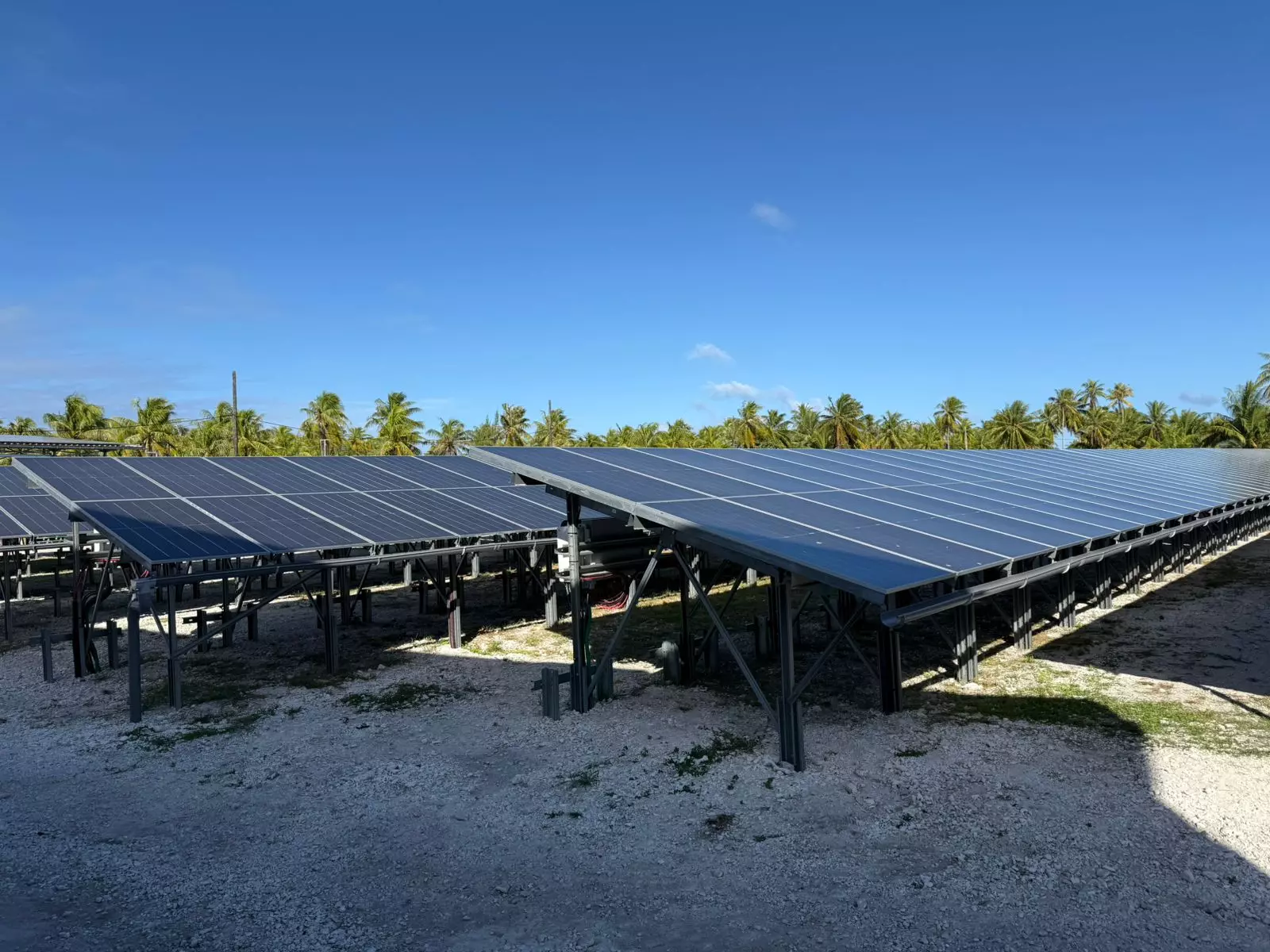 Énergies : Sur l’atoll de Tikehau en Polynésie, une ferme solaire couvre « jusqu’à 90% des besoins électriques »