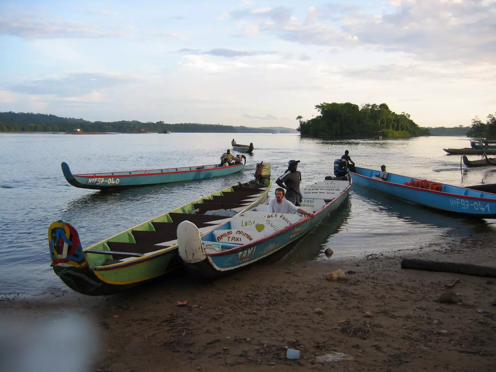 Guyane : Les piroguiers relancent le syndicat des transporteurs fluviaux avec Madeleine Akatia à la présidence