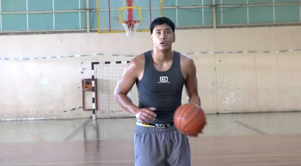 Basketball : Le Tahitien Rahiti Tinirauarii aux portes de la Division 1 américaine