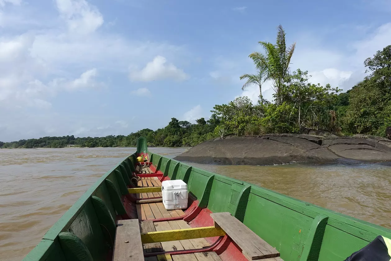 Guyane : L’Etat débloque une aide exceptionnelle pour les piroguiers professionnels face à l’augmentation du prix des carburants
