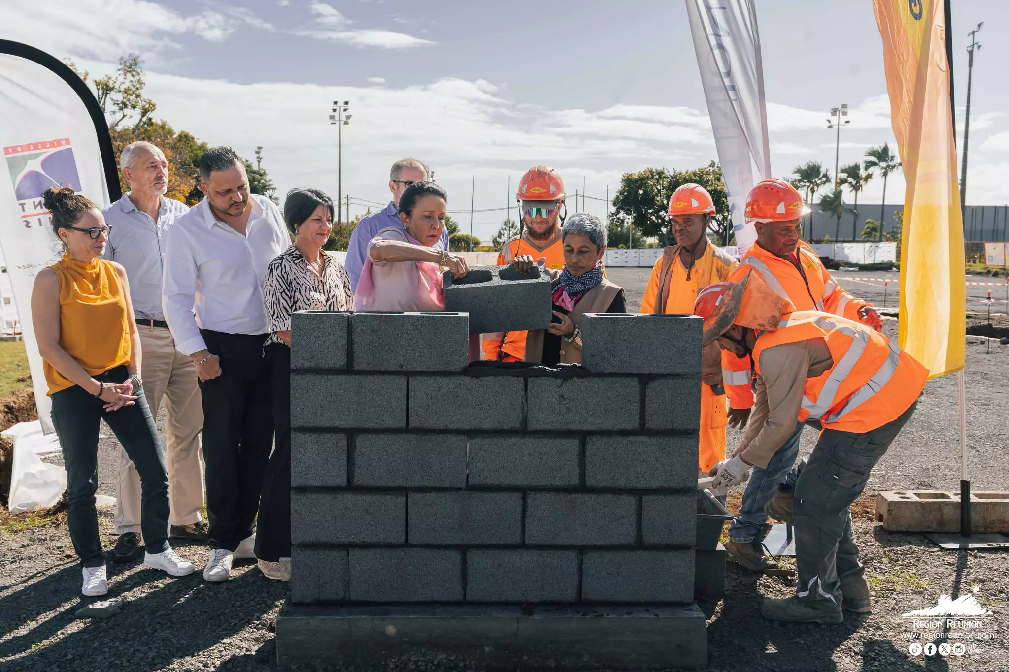 La Réunion : La première pierre du futur gymnase de Champ-Fleuri a été posée