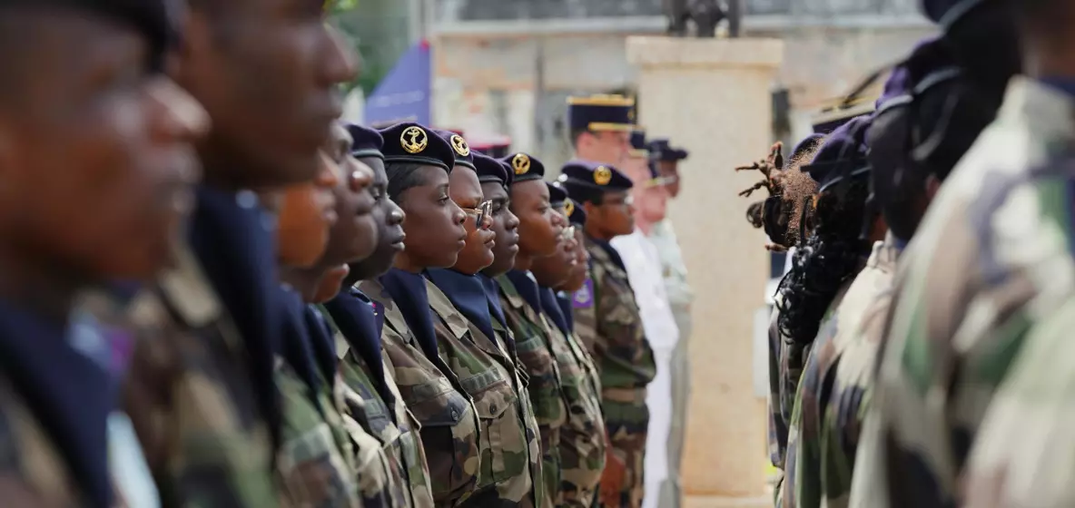 RSMA de Guadeloupe : 40 volontaires stagiaires présentés au drapeau sur la place de la mairie de Baie-Mahault
