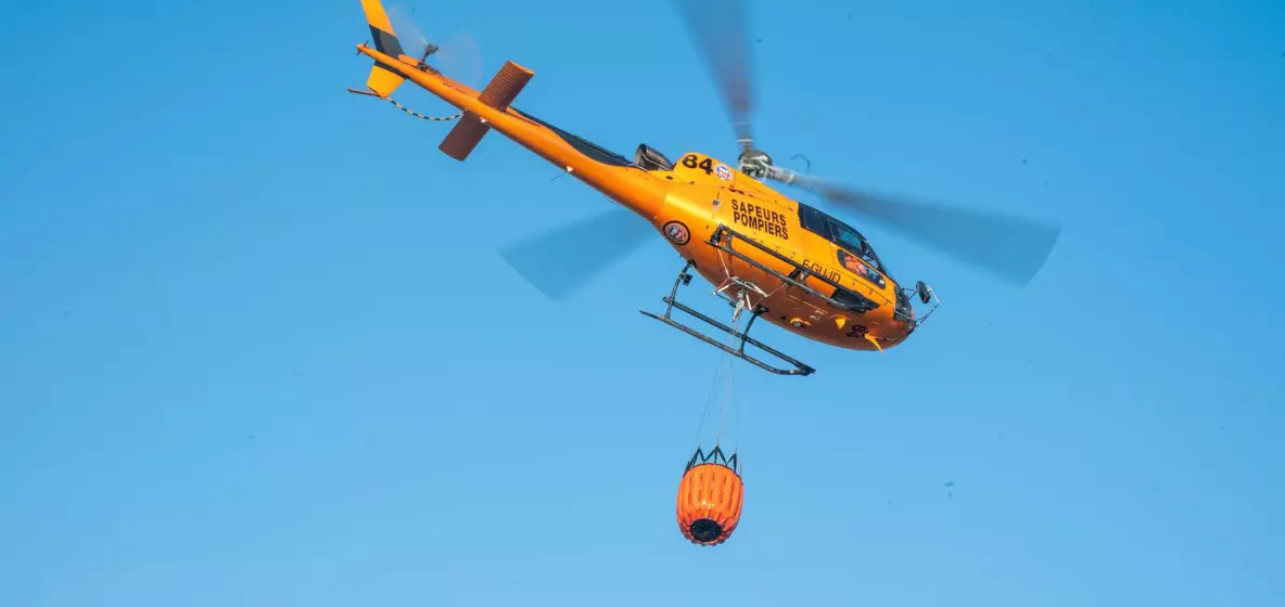 Un hélicoptère bombardier d'eau bientôt à Mayotte pour lutter contre les feux de végétation