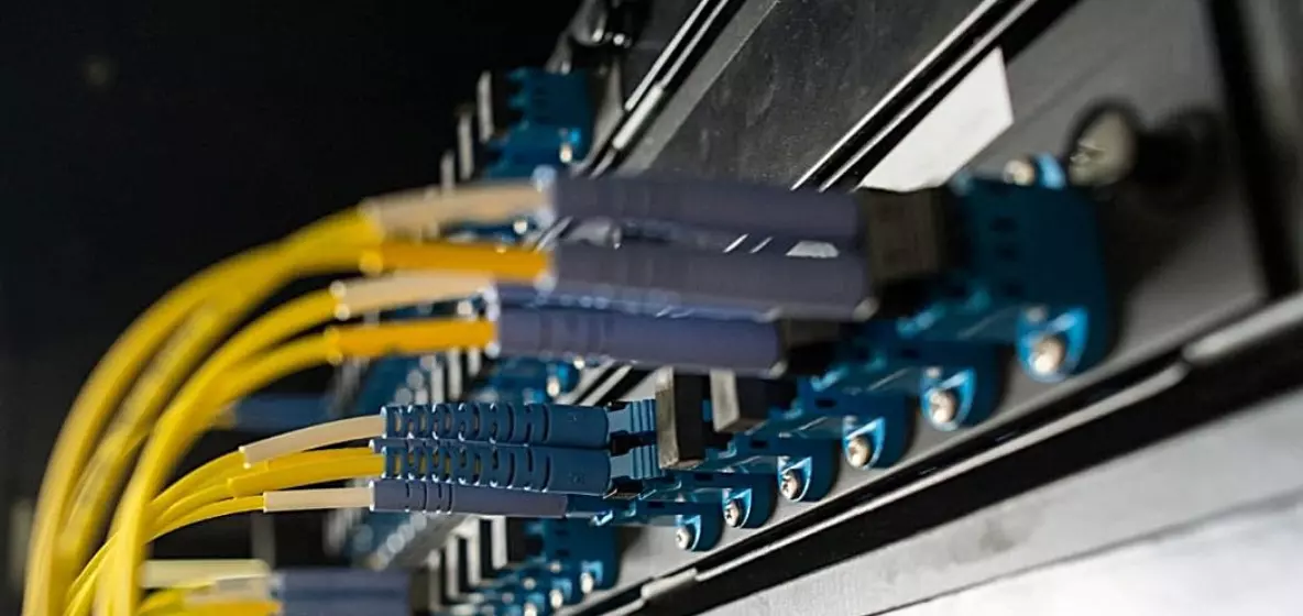 Communications électroniques&nbsp;: en 2025, la fibre optique représente 85% des abonnements à très haut débit dans les DCOM, selon l’Arcep