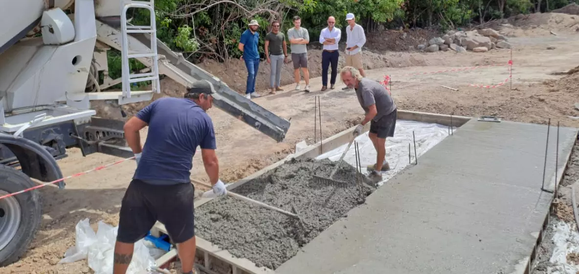 Première mondiale à Saint-Barthélemy : les sargasses entrent dans la composition du béton