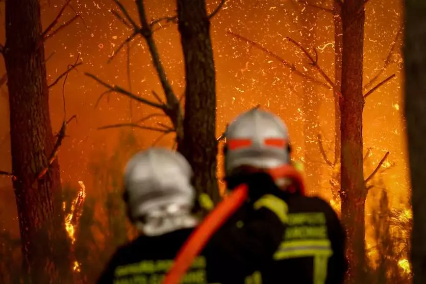 Incendies dans l’Hexagone : huit pompiers de Nouméa envoyés en renfort