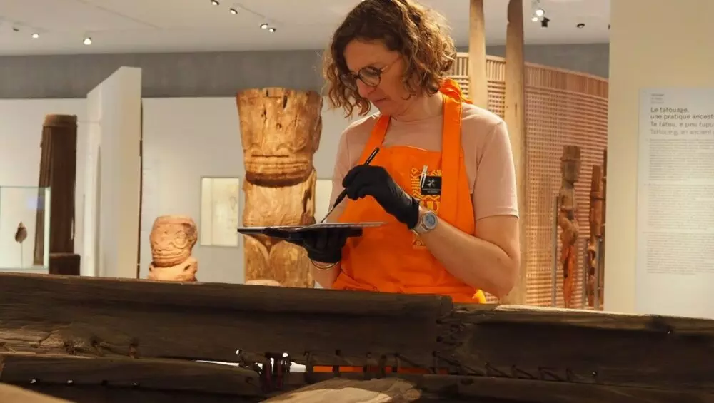 Polynésie : Au Musée de Tahiti et des iles, les secrets de la restauration d’une baleinière des Tuamotu
