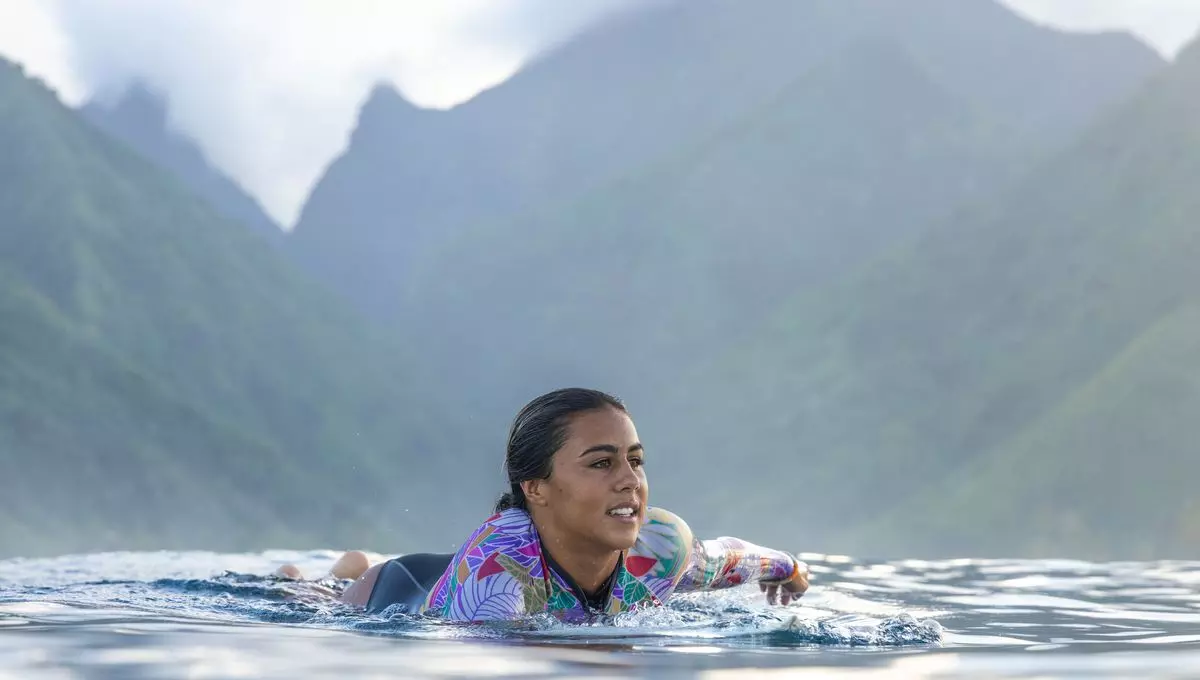 À Teahupoo, la polynésienne Tya Zebrowski retrouve sa vague fétiche