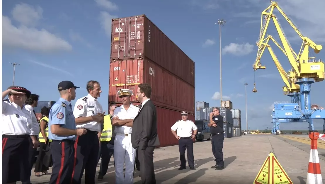 Lutte contre le narcotrafic en Guyane : 15 postes supplémentaires de douaniers, la location d'un avion Beechcraft pour surveiller la haute mer et le déploiement d'un scanner mobile spécial, annonce le ministre David Amiel
