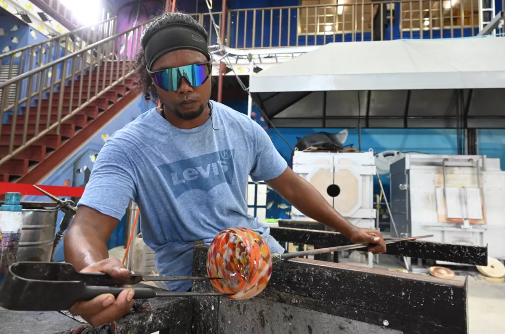 Pacifique : À Palau, les déchets transformés en carburant et en œuvres d’art