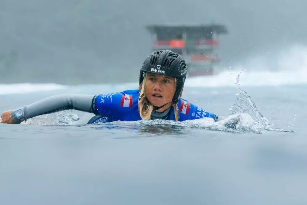 Surf : à 14 ans, la Polynésienne Kelia Gallina surnommée « Miss Teahupo’o » fait son entrée au Guinness des records