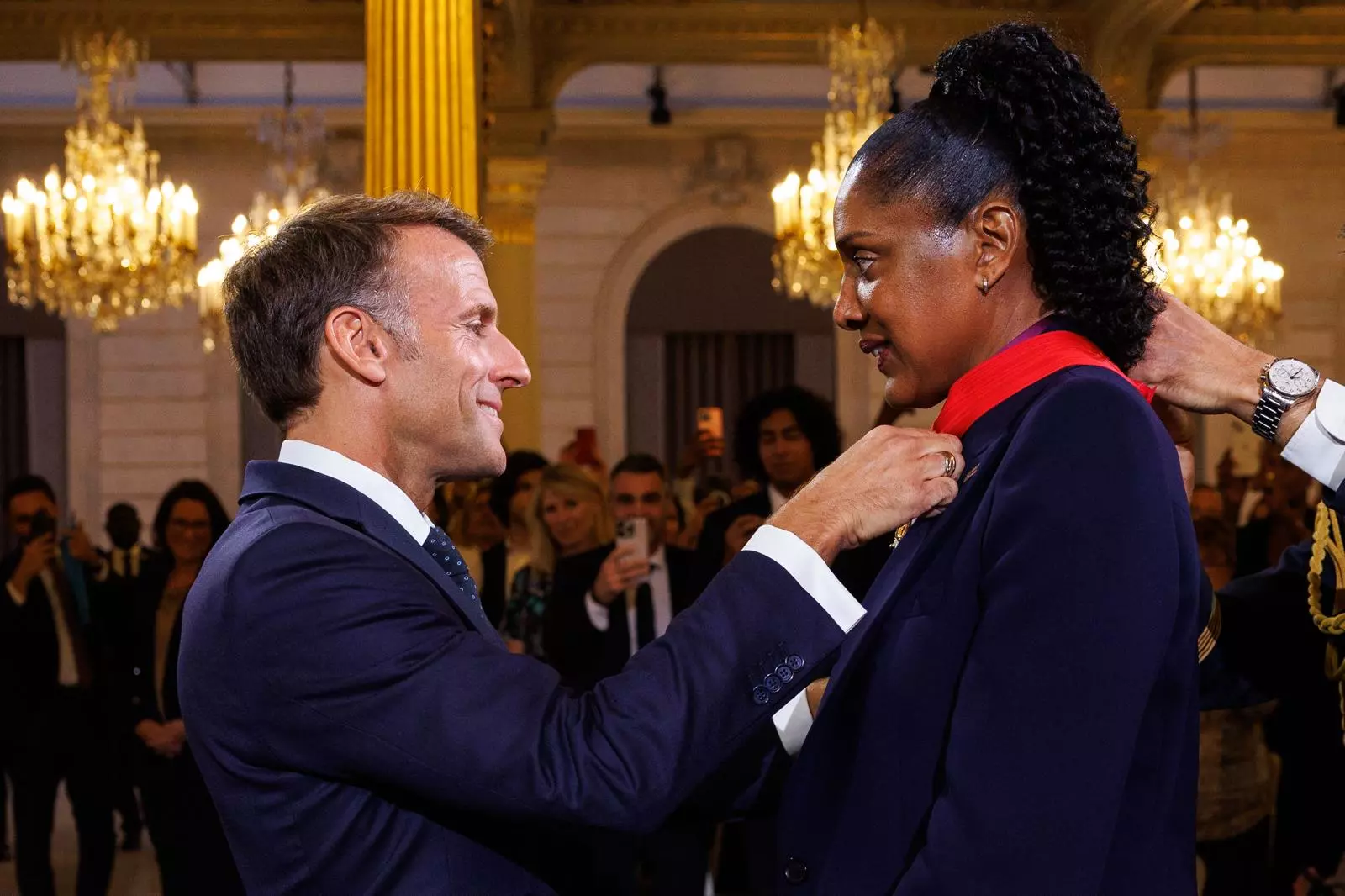 Légion d’honneur : Emmanuel Macron remet l’insigne de Commandeur à Marie-José Perec, « femme déterminée » et « un des grands visages de l’athlétisme français »