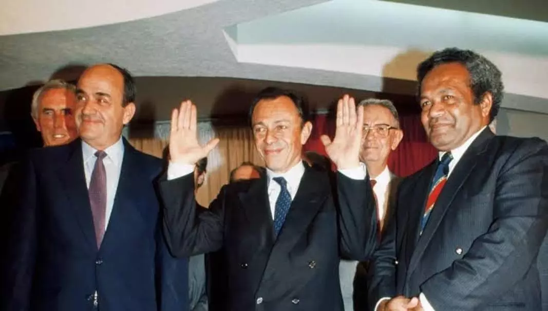 SÉRIE. Les grands textes qui ont marqué les Outre-mer : le 26 juin 1988, indépendantistes et non indépendantistes signent les Accords de Matignon sur la Nouvelle-Calédonie