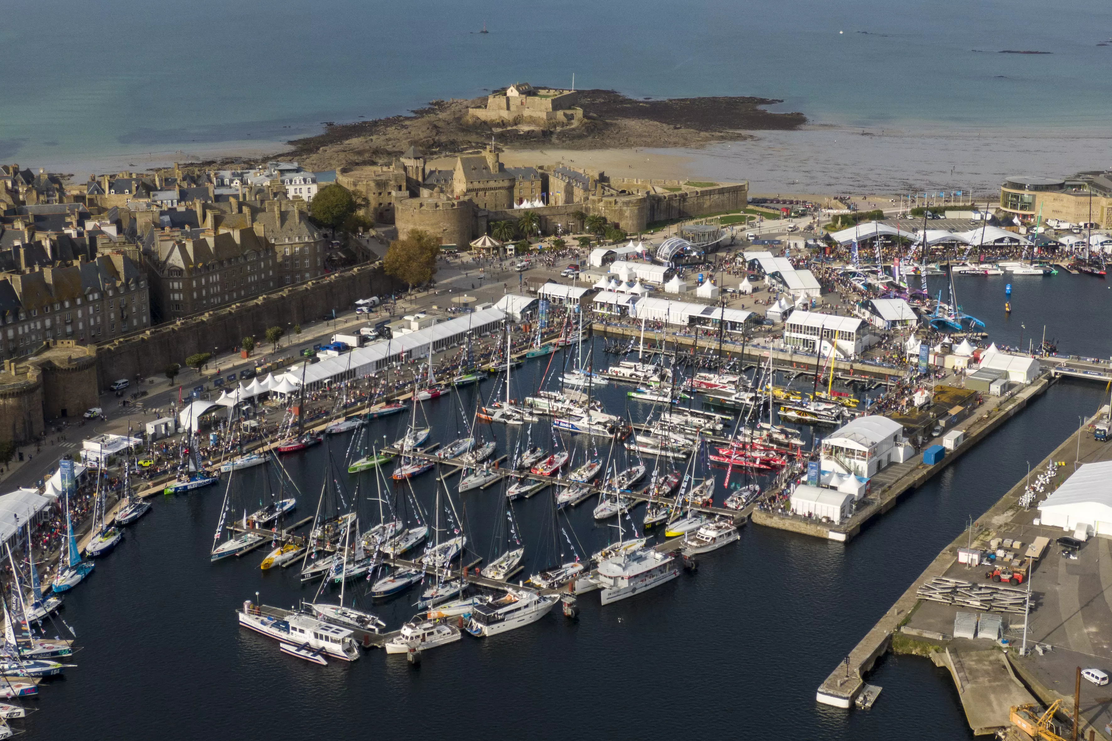 Route du Rhum – Destination Guadeloupe 2026 : Le village de départ de Saint-Malo sera alimenté à 100 % par le réseau électrique