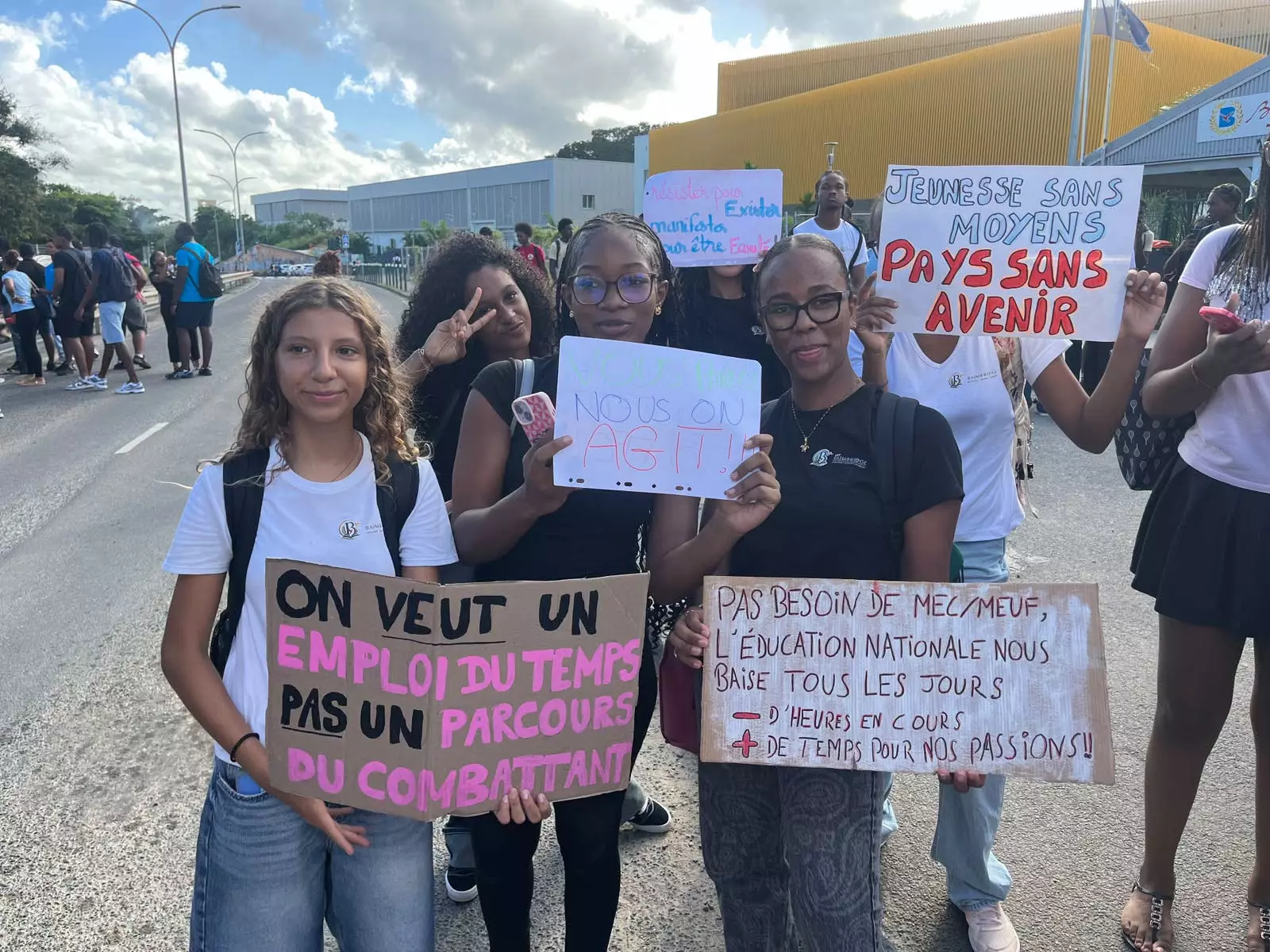 TRIBUNE. Blocage des Lycées : Là où l'Hexagone réclame de meilleures conditions d'étude, l'Outre-mer réclame des places, des enseignants titulaires et un accès à l'école