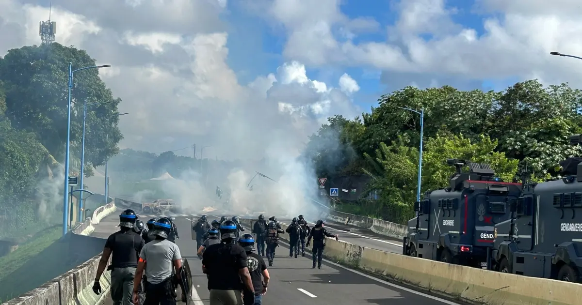 Barrages et pillages en Martinique et en Guadeloupe : 50 interpellations sur fond de mobilisation contre la vie chère