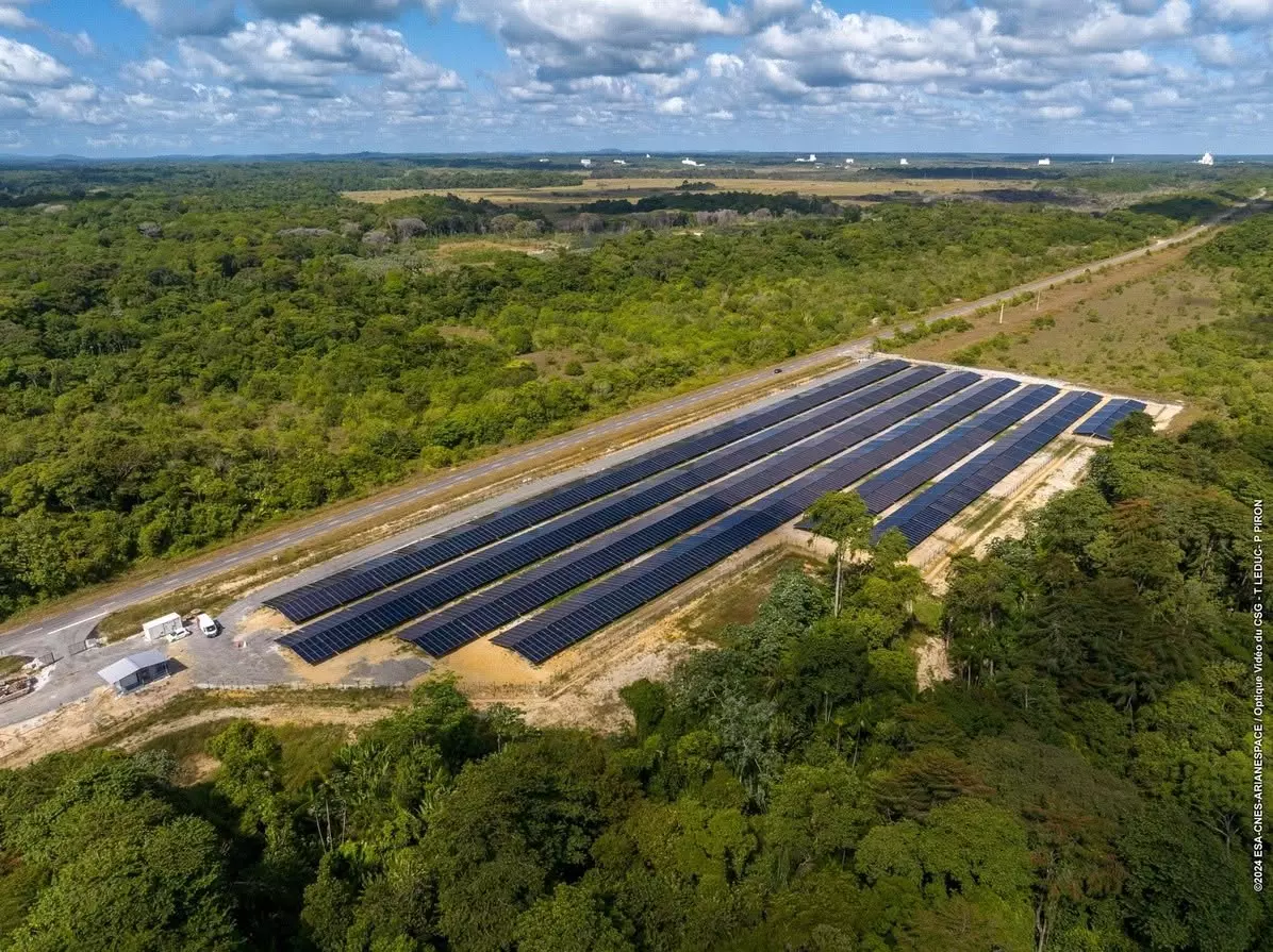 Guyane : Les champs solaires se développent au Centre Spatial Guyanais