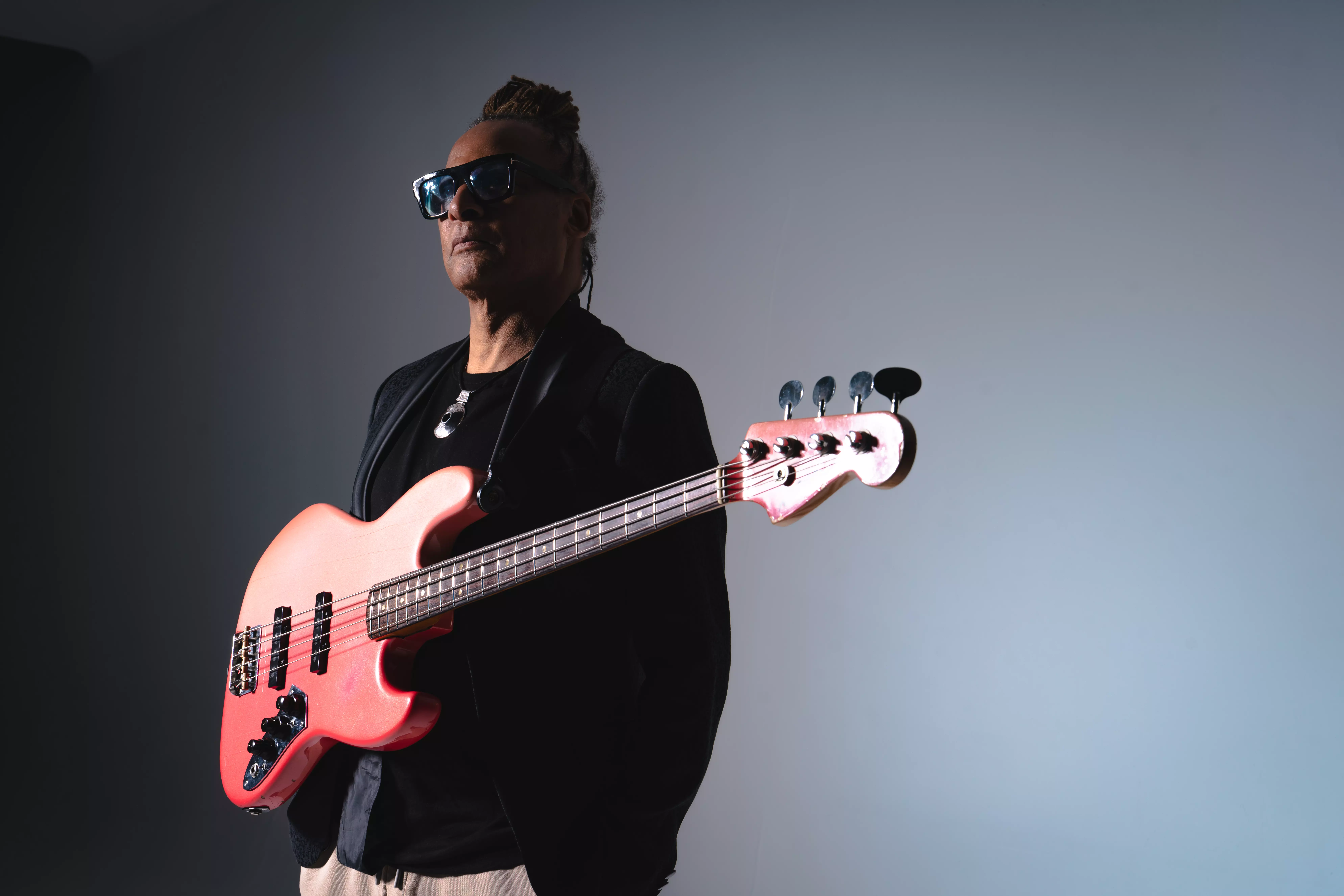 Interview&nbsp;: Le bassiste martiniquais Michel Alibo, figure incontournable du groove caribéen, promet un «&nbsp;voyage&nbsp;» de 50 ans de musique et de rencontres avec des invités- surprises lors de son concert à Paris