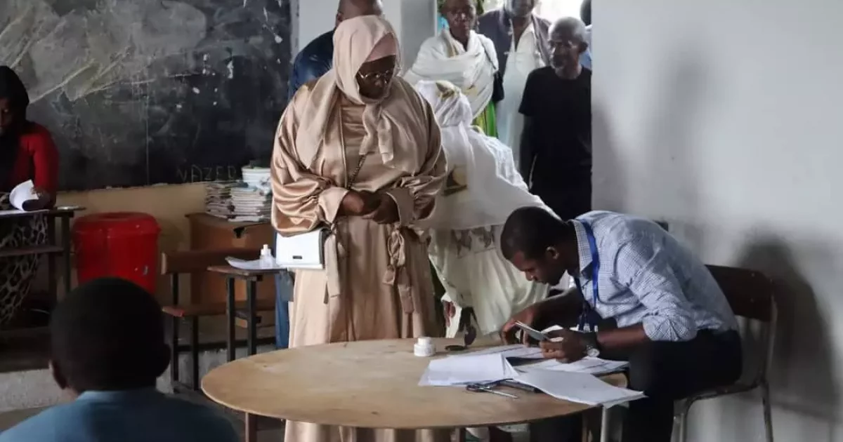 Les Comoriens aux urnes pour choisir leur président, Azali Assoumani ...