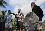 Polynésie : À Tahiti, une stèle pour alerter de l’urgence à sauver les langues pa’umotu