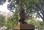 La statue des Jeux Olympiques de Paris 2024 de la Martiniquaise Paulette Nardal et des 9 autres illustres femmes installées Porte de la Chapelle à Paris