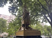 La statue des Jeux Olympiques de Paris 2024 de la Martiniquaise Paulette Nardal et des 9 autres illustres femmes installées Porte de la Chapelle à Paris
