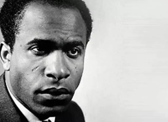 Grandes figures des Outre-mer : Frantz Fanon. Centième anniversaire de la naissance du psychiatre et révolutionnaire martiniquais… qui ne souhaitait pas de réparations pour l’esclavage